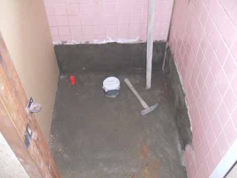 りのタイルから解体していきます。給水管や排水管を所定の位置に仕上げ、床・壁のタイル下地が完了したところです。
床と壁のタイルを貼ります。