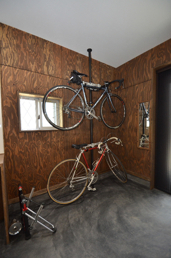 土間スペースには自転車と収納スペース